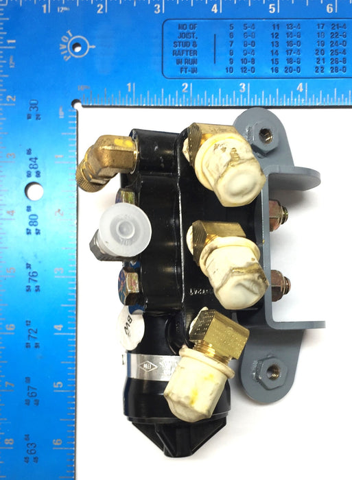 Knorr-Bremse Air Governor Valve Assembly with Adapters and Mount 1189714 NOS