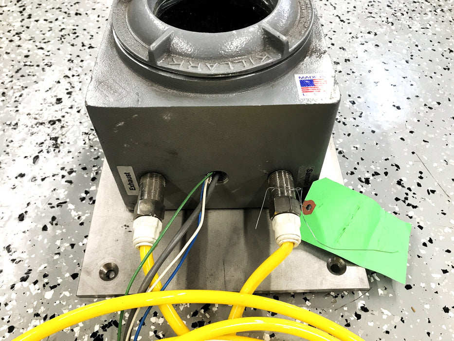 PureAire Oxygen Analyzer With (Killark Box GRM-375L) TX-1100-EXR USED