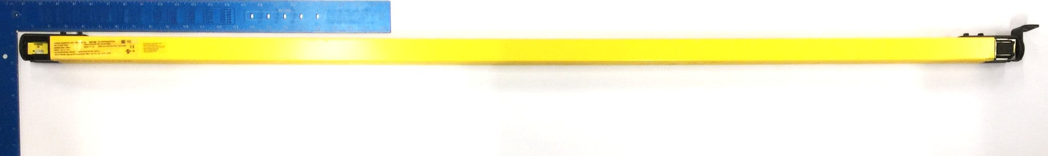 Banner Engineering Light Curtain Emitter with Side Brackets SLLCE23-1540-S USED