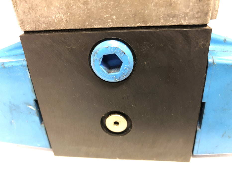 Vickers Directional Valve 02-119614-PA5DG4S4LW-012N-B-60 USED