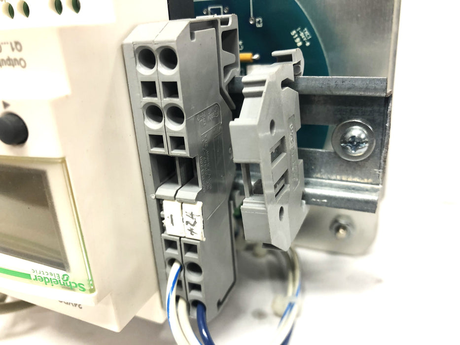 Schneider Electric Magelis Touch Panel With Compact Smart Relay SR2 B121BD NOS
