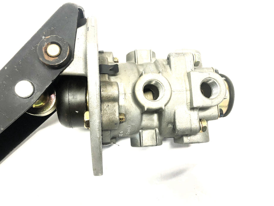 Bendix Foot Brake Valve With Pedal T-290181-G NOS