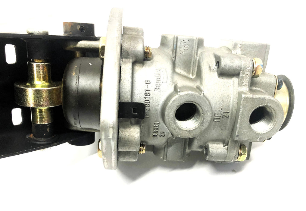 Bendix Foot Brake Valve With Pedal T-290181-G NOS