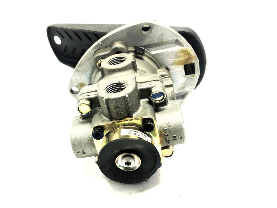 Bendix Foot Brake Valve With Pedal T-290181-G NOS