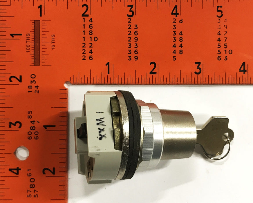 Allen-Bradley Selector Switch with Key 800T-H48 NOS