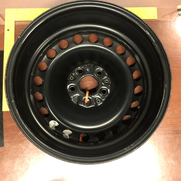 GM 18x8 Inch Wheel Assembly 92246104 NOS