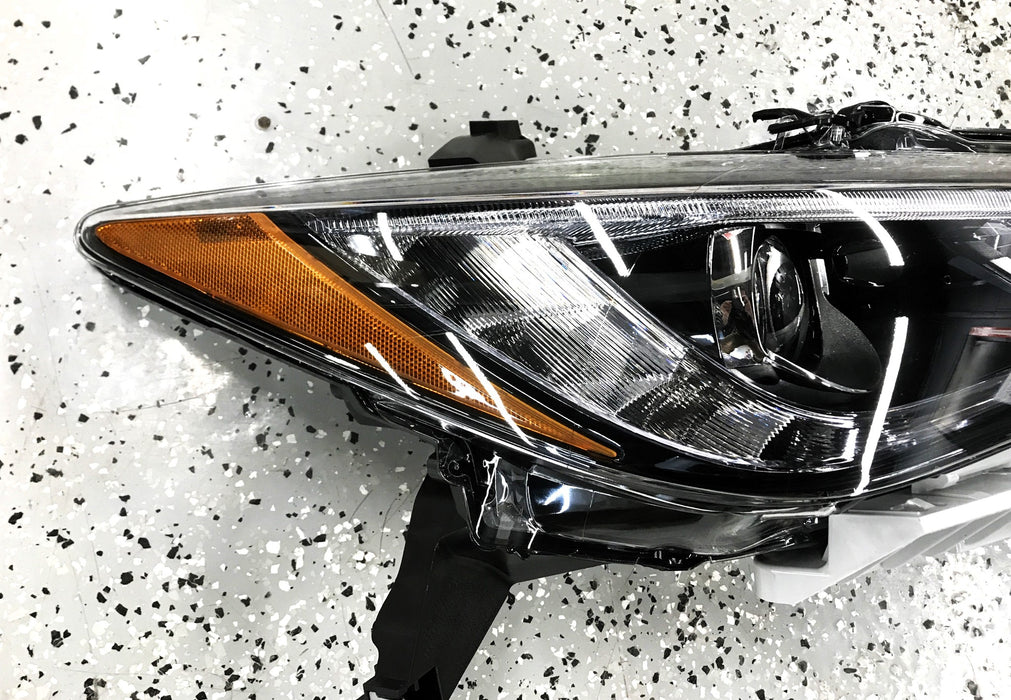 Nissan RH Headlamp Assembly 26010-9NR0B NOS