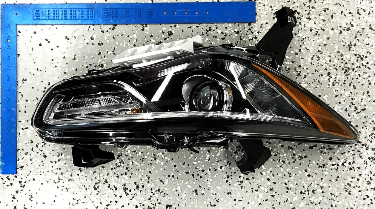 Nissan RH Headlamp Assembly 26010-9NR0B NOS