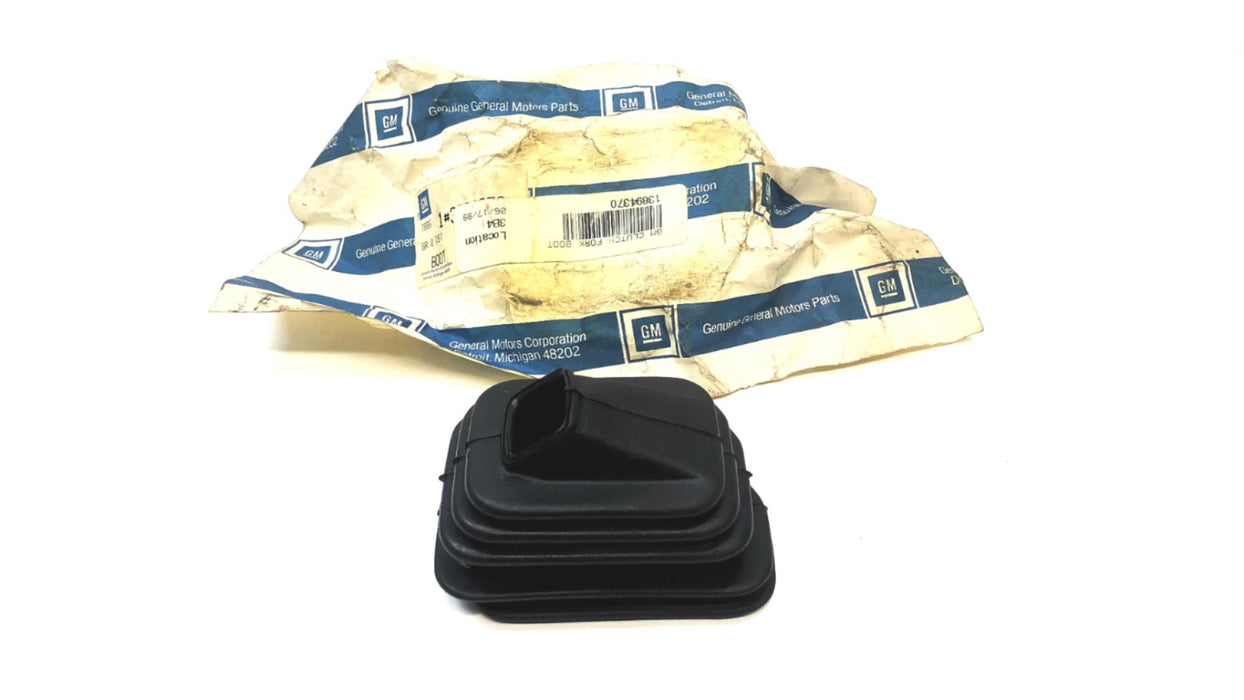 GM General Motors Rubber Boot 3894370 (13894370) NOS