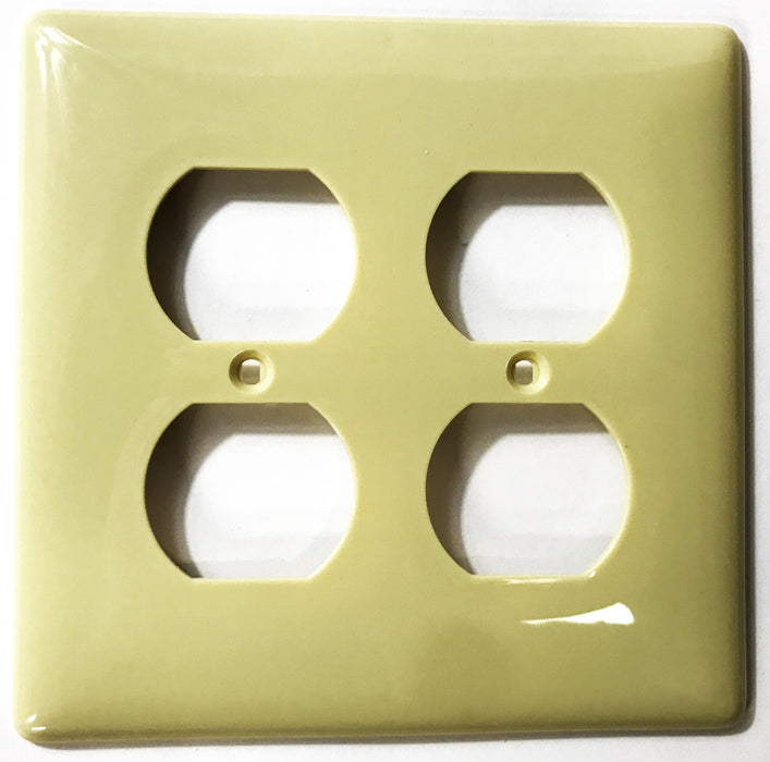 Trade Select Plastic Ivory 2-Gang 4-Plug Wall Plate NPJ821 [Lot of 25] NOS
