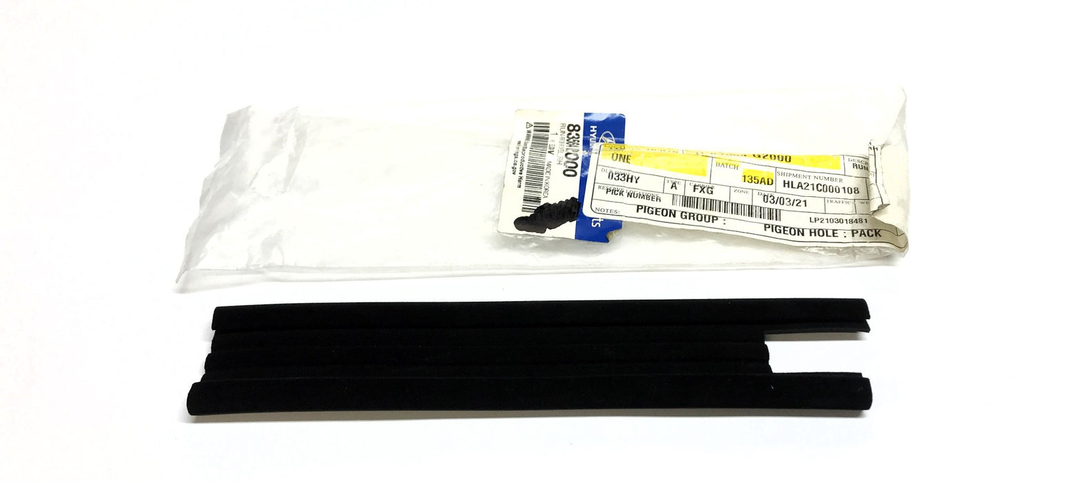 Hyundai RH Read Door Channel/Guide 83564-G2000 NOS