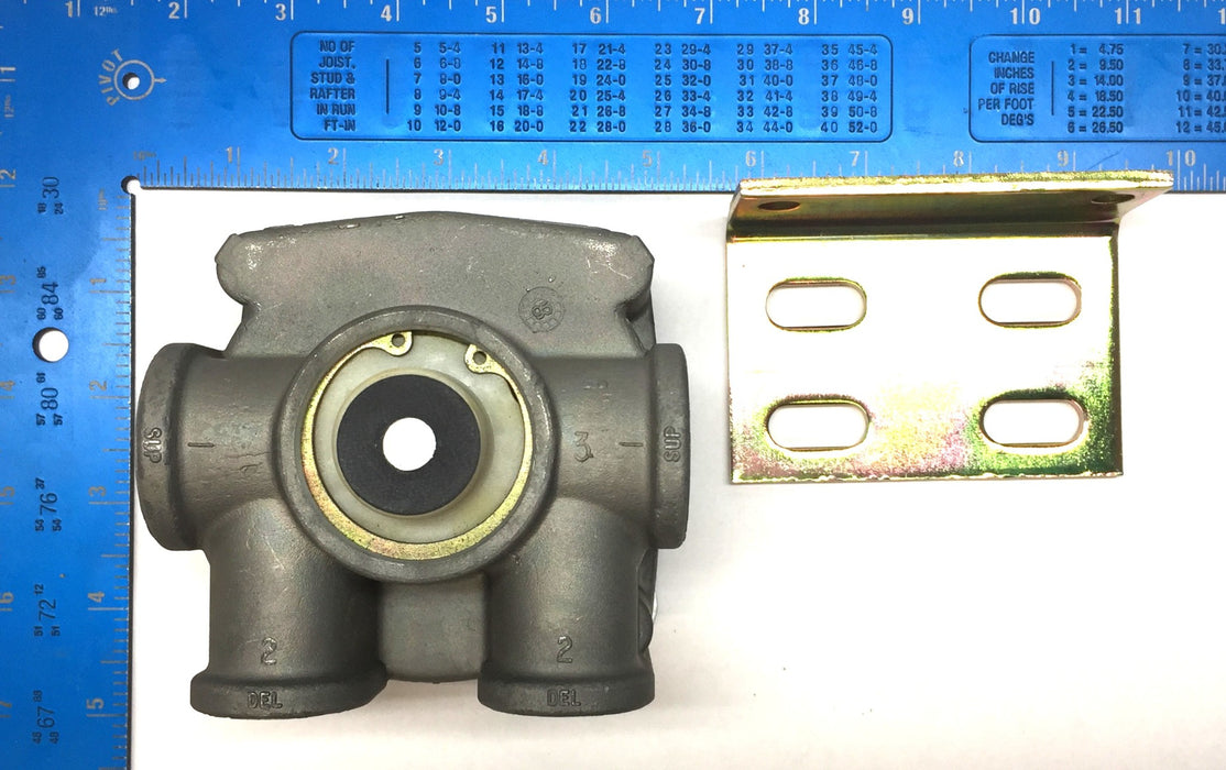 Bendix/Ford Motor Company Air Relay Valve E6HZ-2A449-B (T-294866-C) NOS
