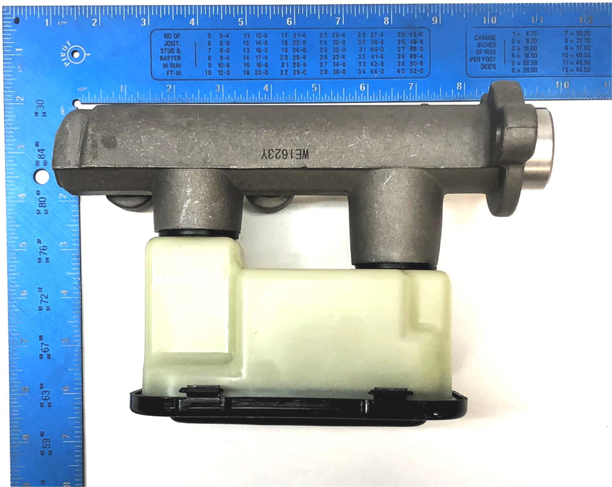 Carquest Wearever Brake Master Cylinder MCA390257 NOS