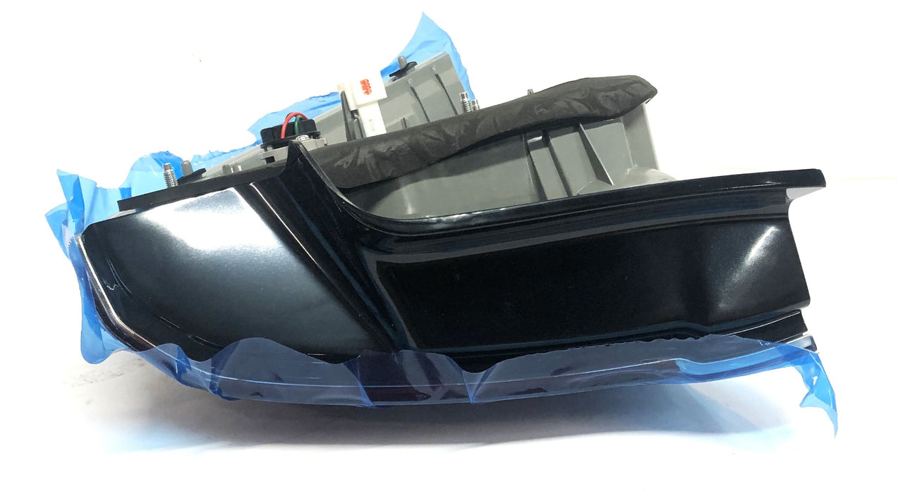 GM Driver Side Tail Lamp Assembly 92245552 NOS