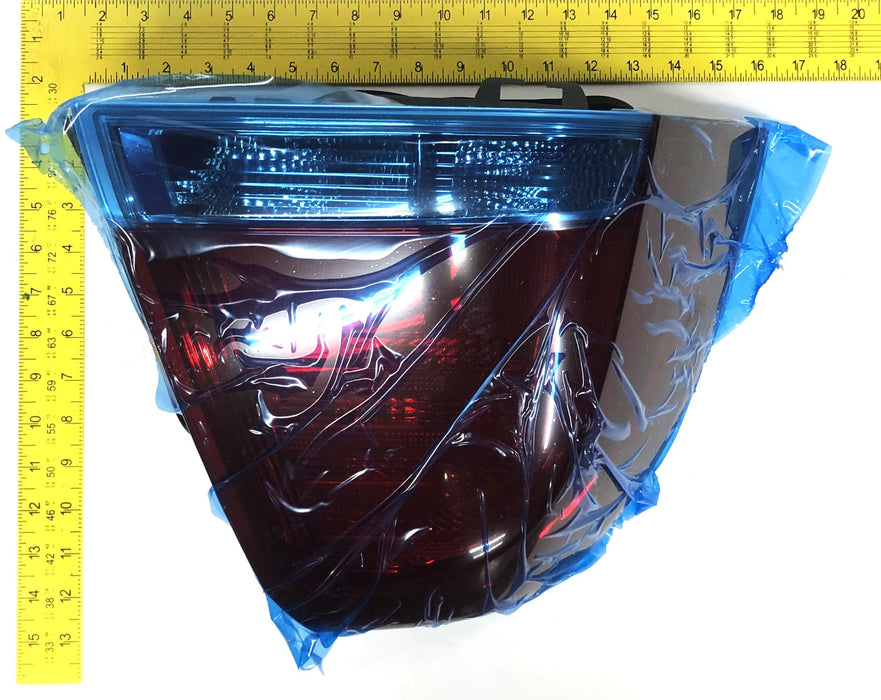 GM Driver Side Tail Lamp Assembly 92245552 NOS
