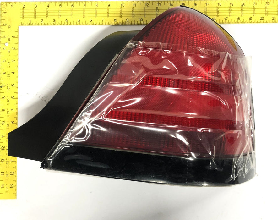 Ford Lamp Assembly 8W7Z-13404-ACP NOS