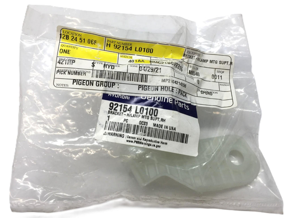 Hyundai Bracket-H/Lamp Right-Hand Mounting Support H92154 L0100 (92154L0100) NOS