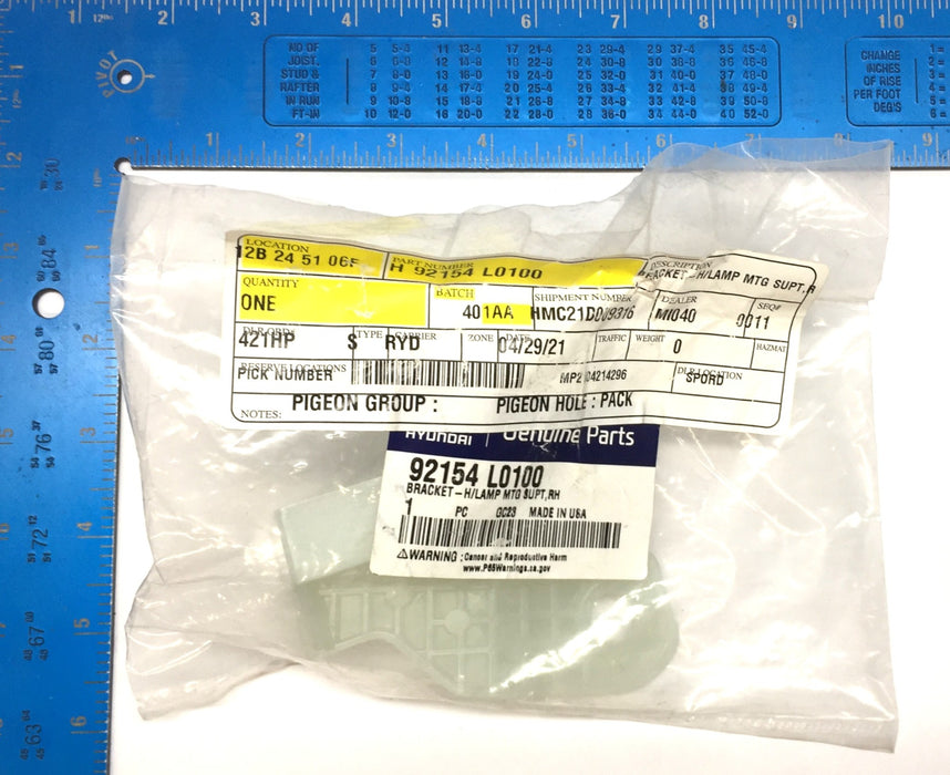 Hyundai Bracket-H/Lamp Right-Hand Mounting Support H92154 L0100 (92154L0100) NOS