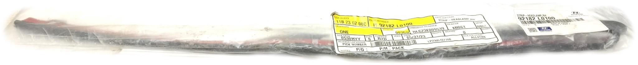 Hyundai Right-Hand Headlamp Strip 92182 L0100 (92182L0100) NOS
