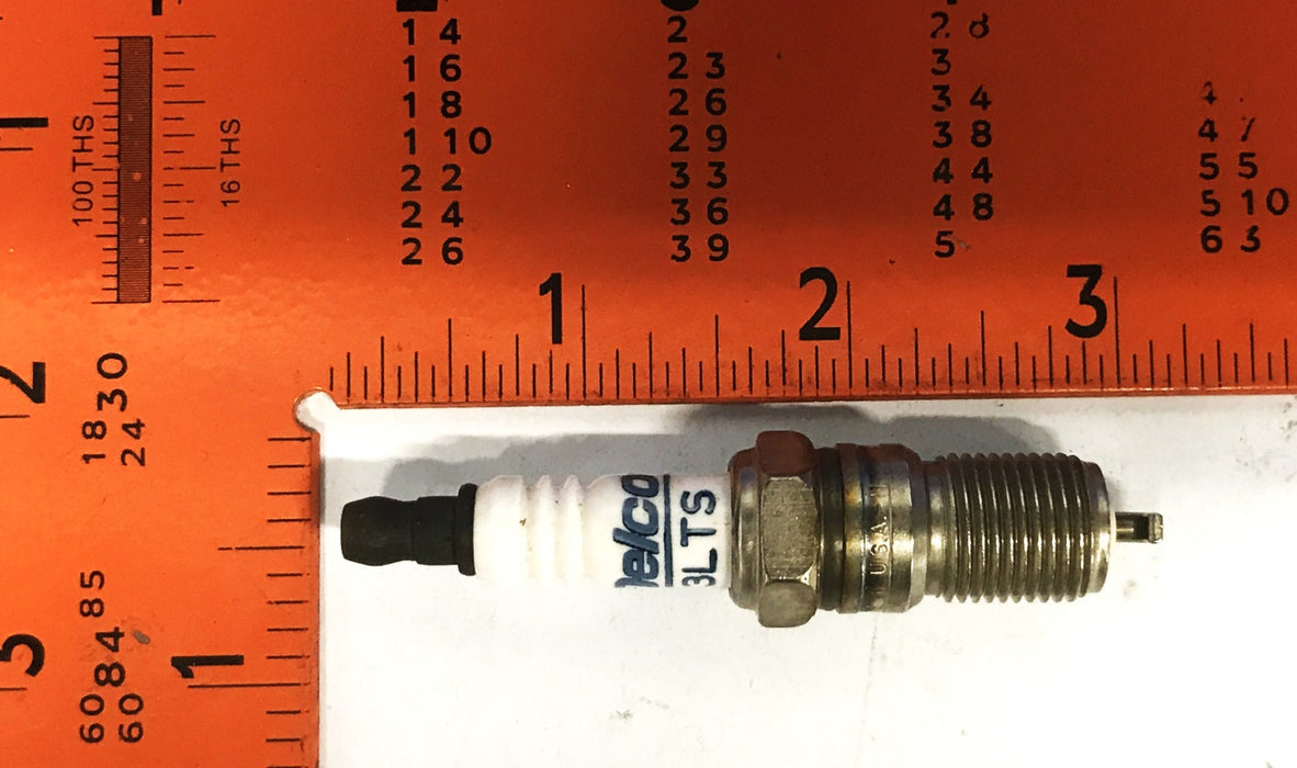 Hyster Spark Plugs 1467579 [Lot of 4] NOS