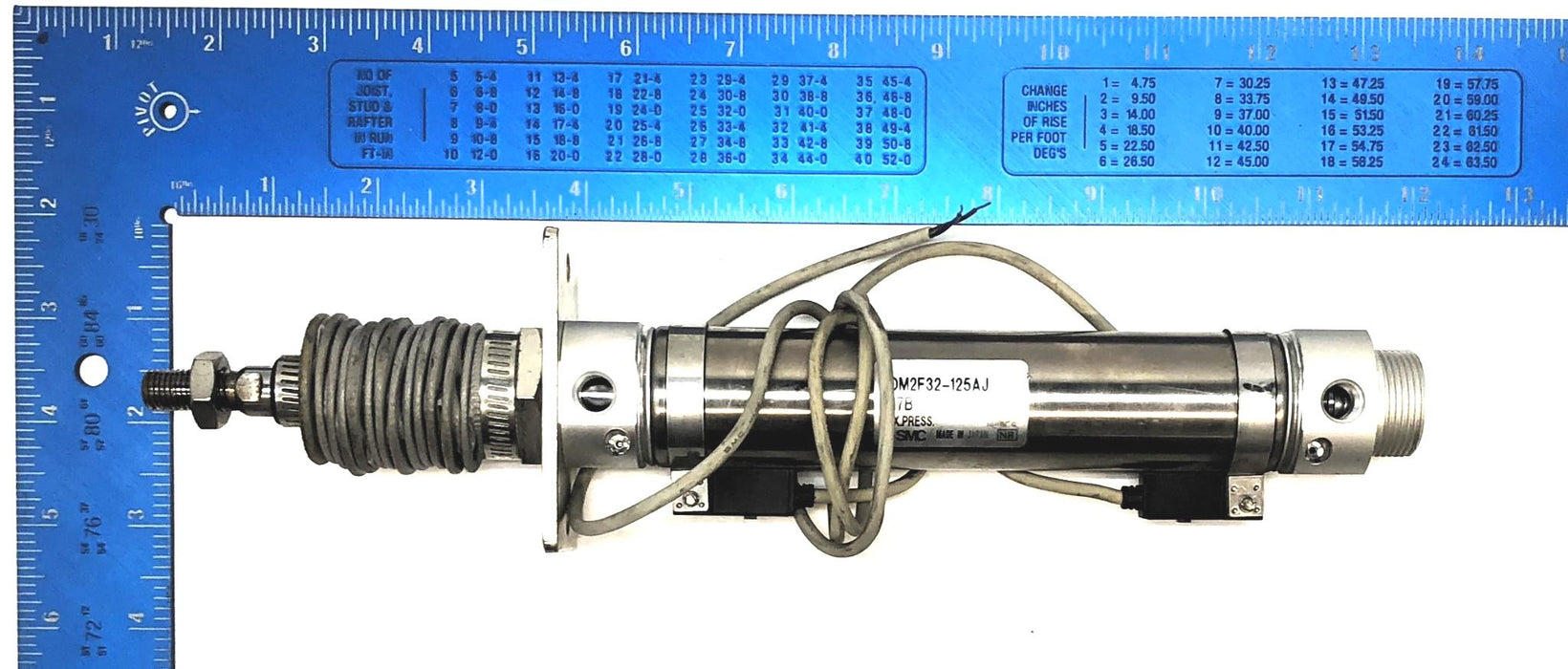 SMC Round Body Pneumatic Cylinder W/ Nylon Boot CDM2F32-125AJ USED