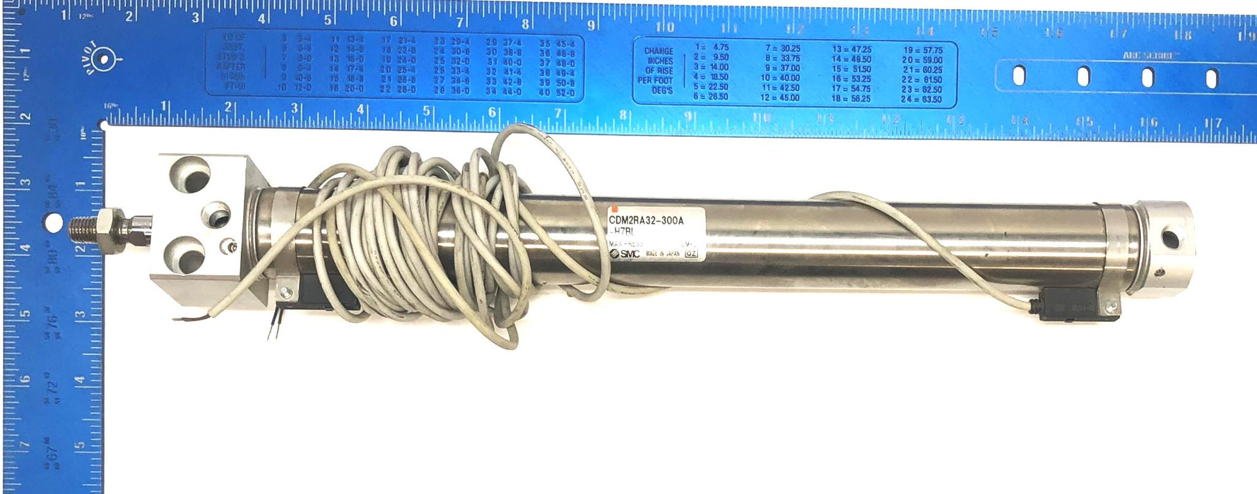 SMC Round Body Pneumatic Cylinder CDM2RA32-300A-H7BL USED