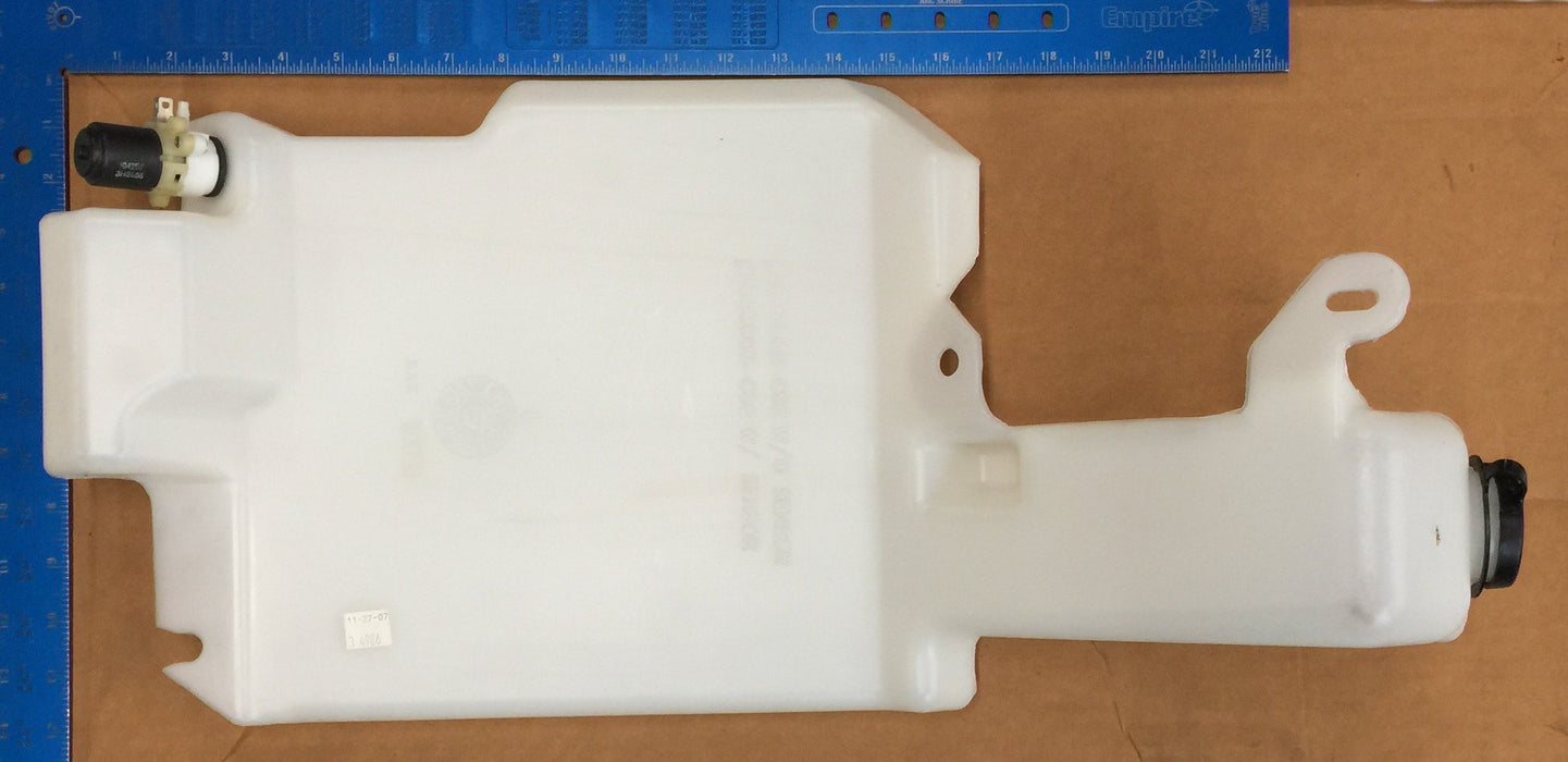 International Truck and Engine Fluid Reservoir 2033902C92 NOS