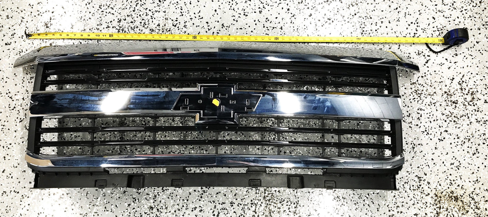 GM Front Upper Grille Assembly 23335299 NOS