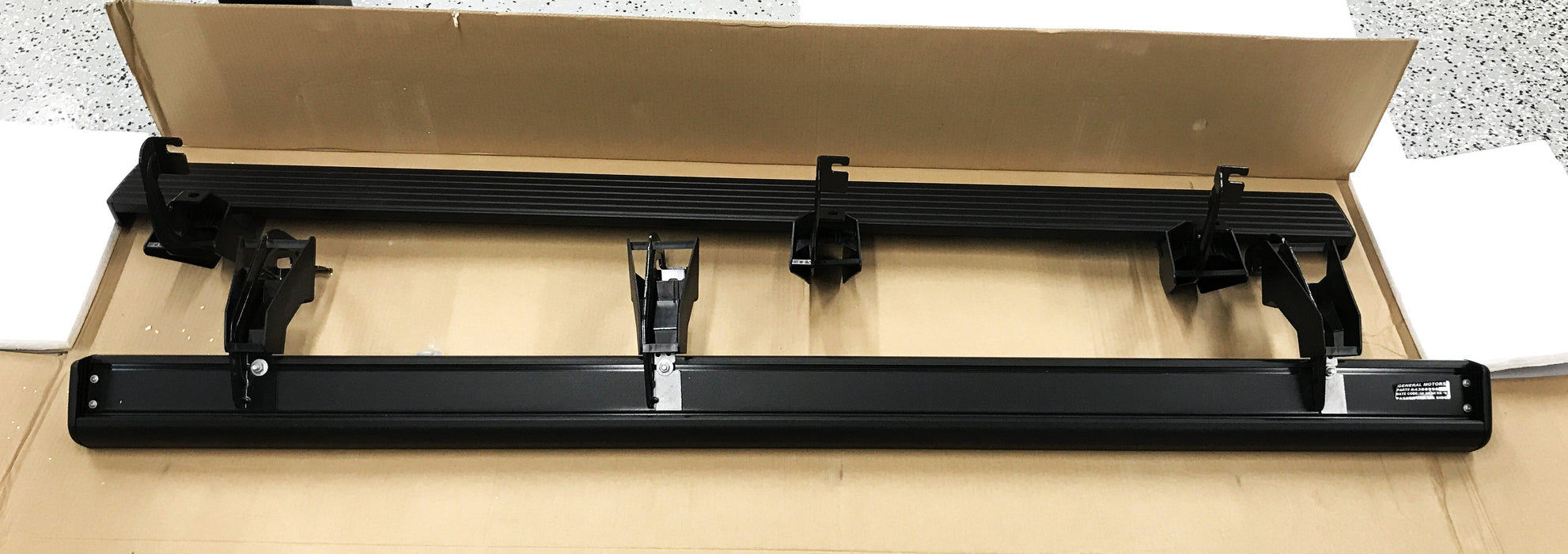 GM Cab Running Board/Step Bar Assembly 84388998 NOS