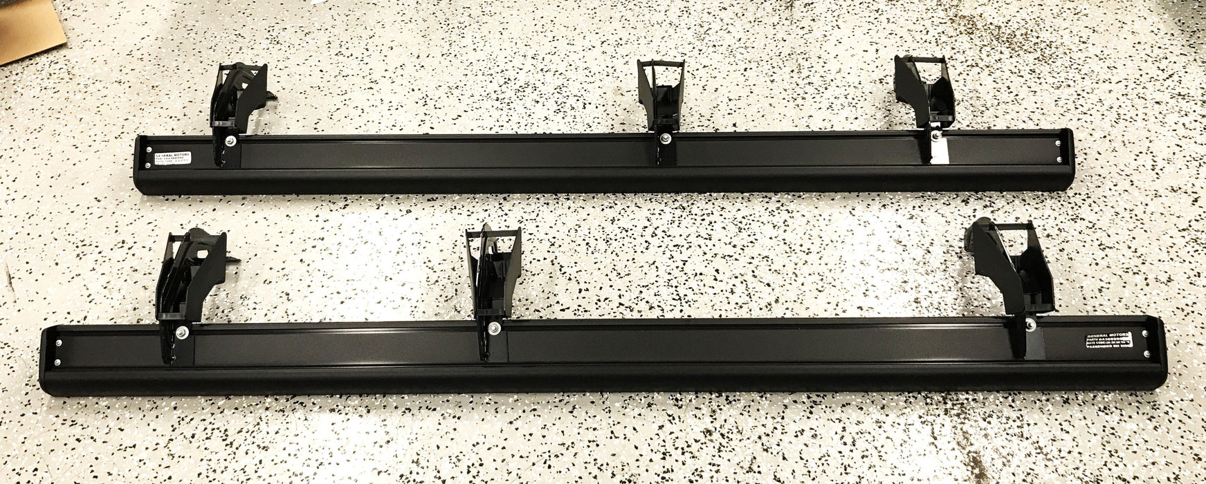 GM Cab Running Board/Step Bar Assembly 84388998 NOS