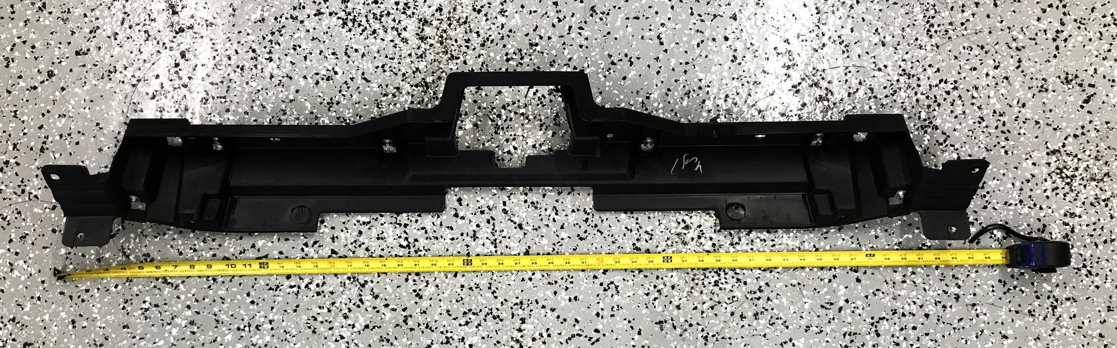 GM Upper Grille Bracket 15865943 NOS