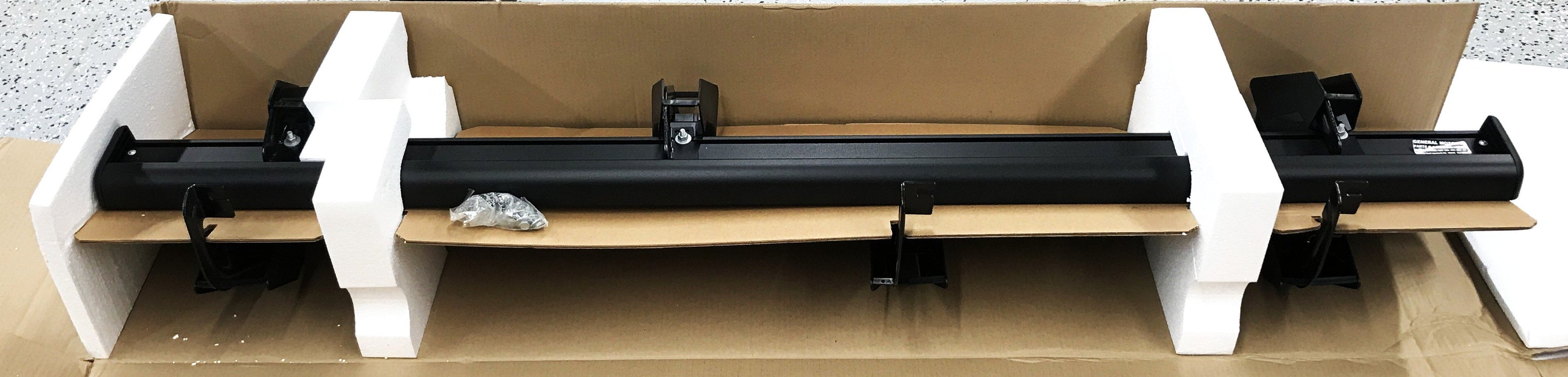 GM Cab Running Board/Step Bar Assembly 84388998 NOS