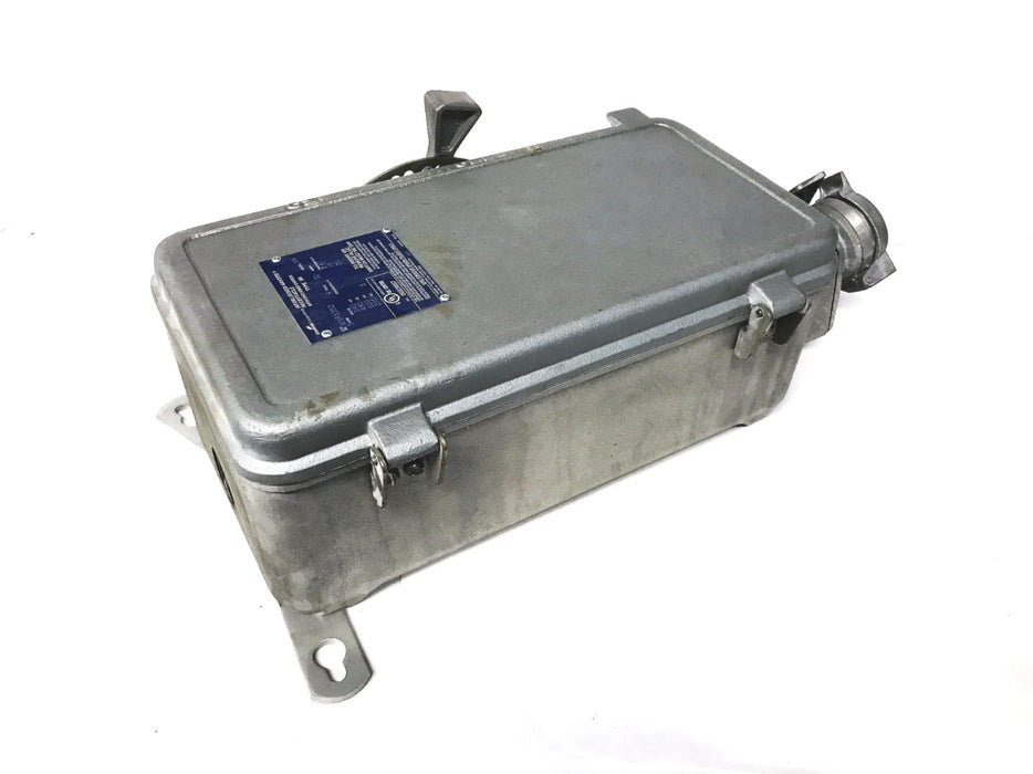 Cooper Crouse-Hinds Interlock Arktite Receptacle with Safety Switch WSR3352 USED