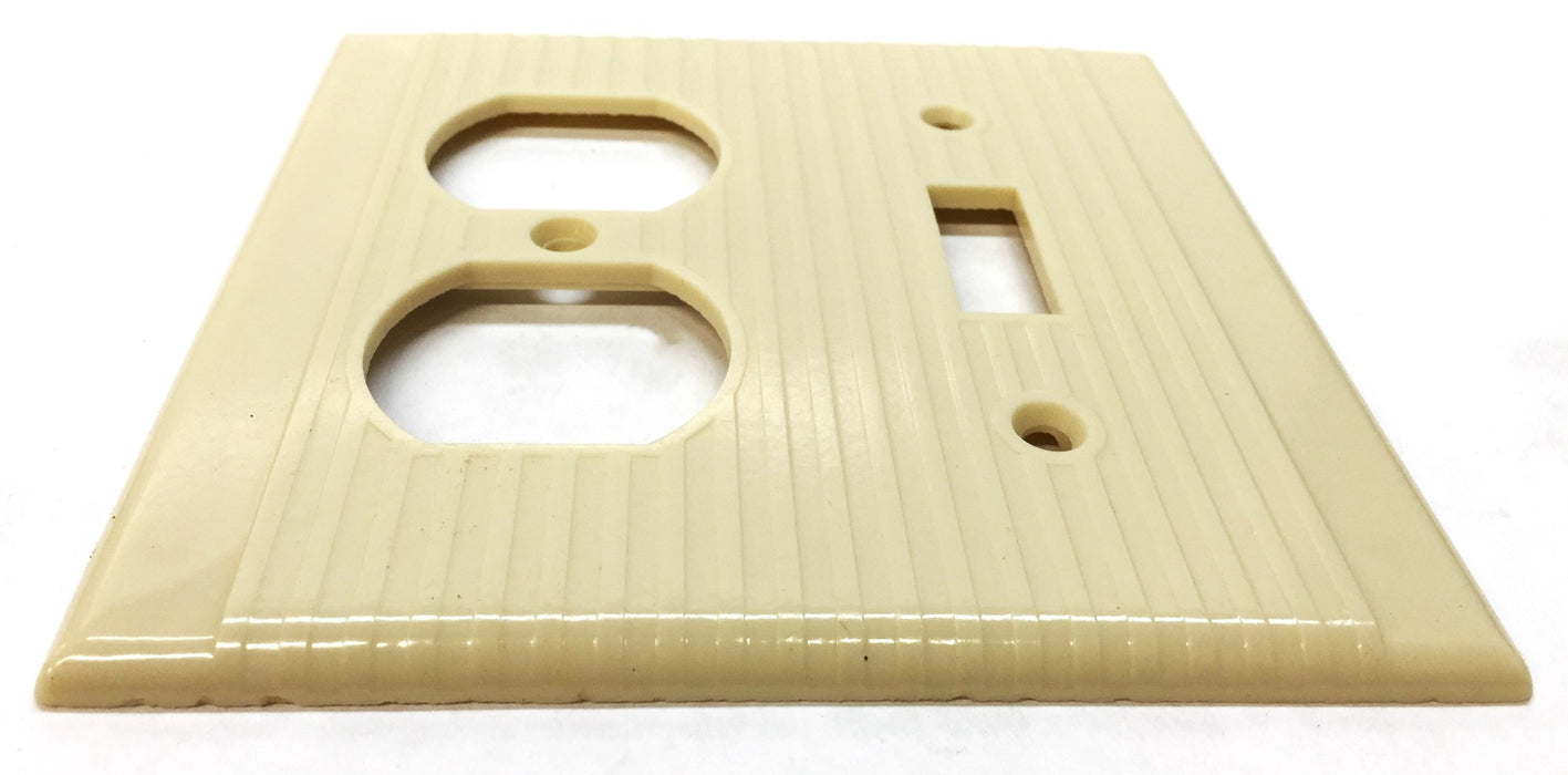 Leviton Ivory Groove Toggle Switch/Duplex Receptacle Plate 3905-I [Lot of 25]NOS