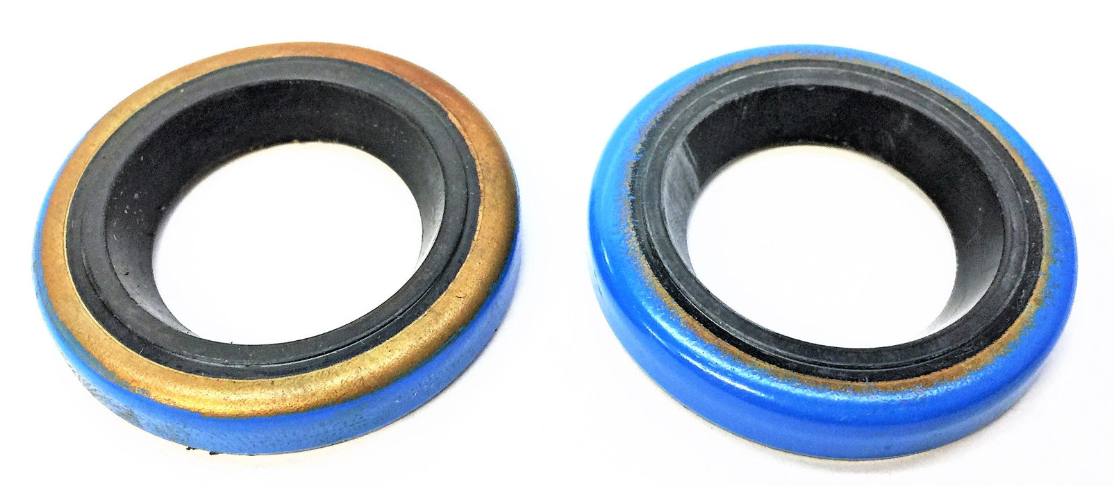 INTERNATIONAL NAVISTAR Oil Seal 1663774C1 [Lot of 2] NOS