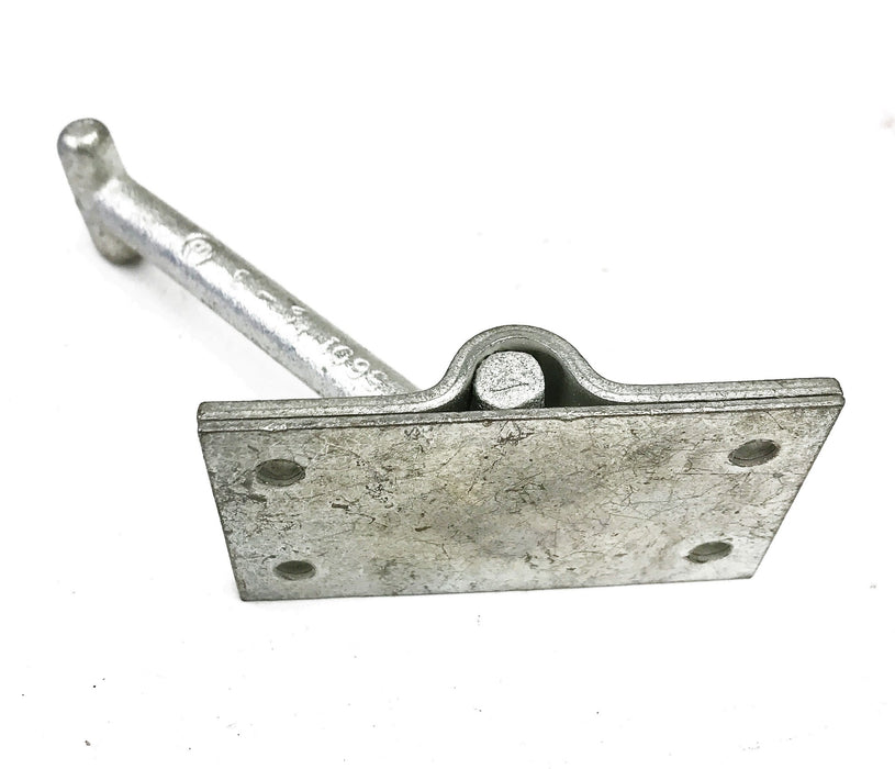 Elgin Rear Shroud Center Latch 1043616 NOS