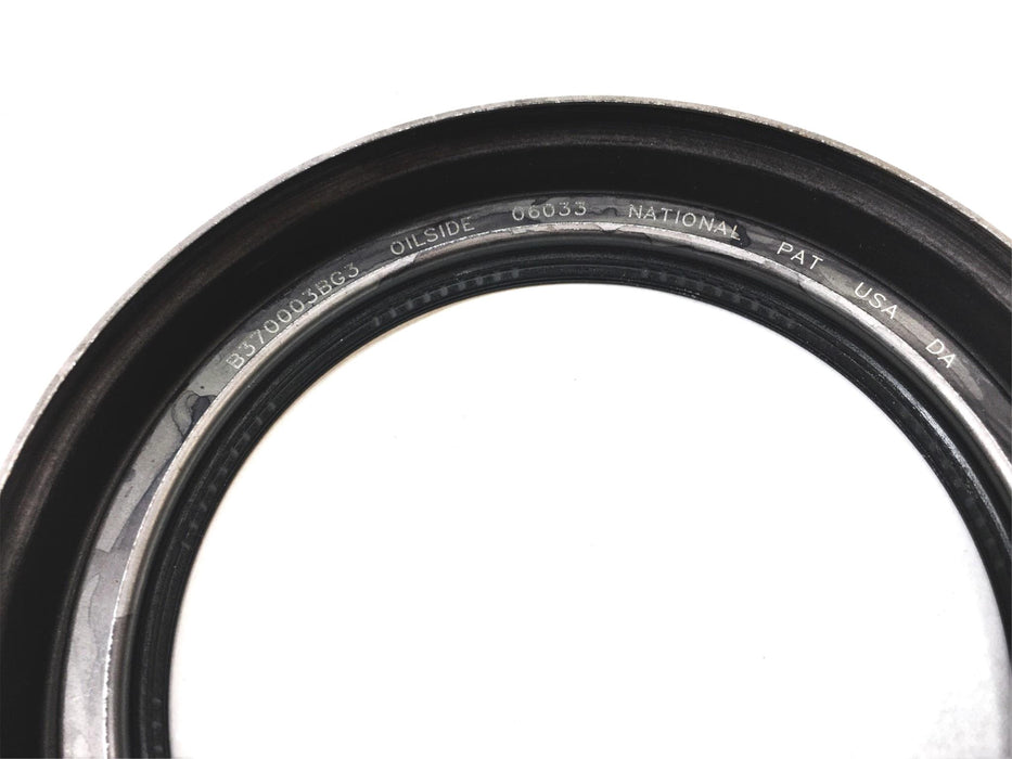Spicer Inner Hub Oil Seal 6184665 NOS