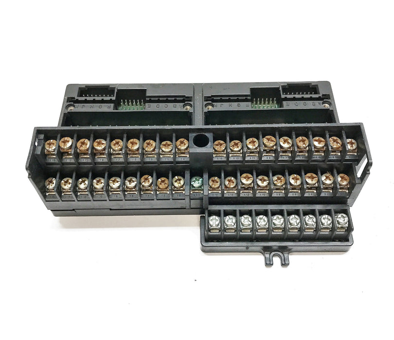 GE/Fanuc In/Out Barrier Style Terminal Base w/ Aux Terminal Strip IC670CHS001E