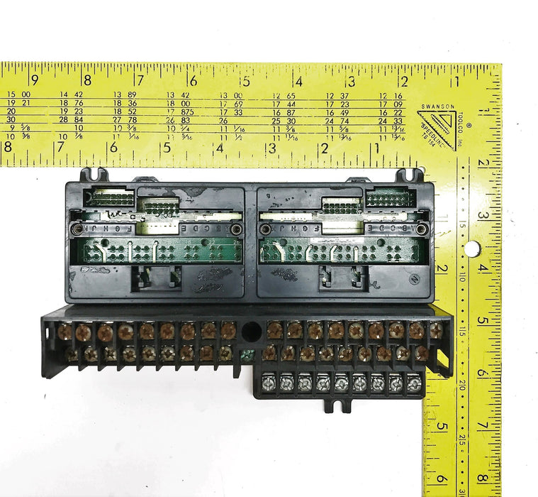 GE/Fanuc In/Out Barrier Style Terminal Base w/ Aux Terminal Strip IC670CHS001E