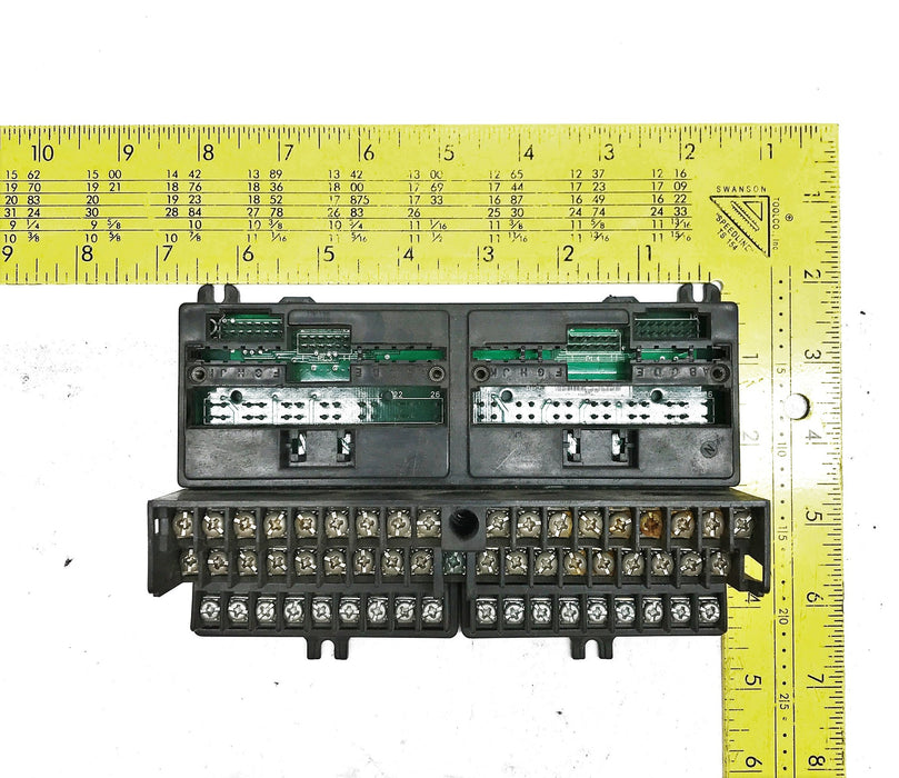 GE/Fanuc In/Out Barrier Style Terminal Base w/ Aux Terminal Strips IC670CHS001F